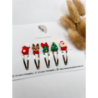 🎄✨ Neu bei mir: Zauberhaft Weihnachtliches von Studio Frommie! ✨🎄
Ab sofort findet ihr bei mir und ab Donnerstag im @herzhandwerk_ wunderschöne Haarspangen, Diademe und Accessoires im festlichen Look – perfekt für die Adventszeit, Weihnachtsfeiern oder den großen Auftritt unterm Tannenbaum 🎁💫
Ob funkelnd, verspielt oder elegant – jedes Teil wurde mit viel Liebe handgefertigt und bringt einen Hauch Weihnachtszauber in euer Haar ✨
Kommt gern vorbei und sichert euch euer Lieblingsstück – die Auswahl ist limitiert 🎀
#NeuBeiKathis #StudioFrommie #WeihnachtlicherLook #Haarschmuck #Diademe #Weihnachtszauber #NachhaltigSchön #KathisNatürlicheVielfalt #FunkelndeWeihnachten #HandgemachtMitLiebe
#kathis_vielfalt 
#studiofrommie