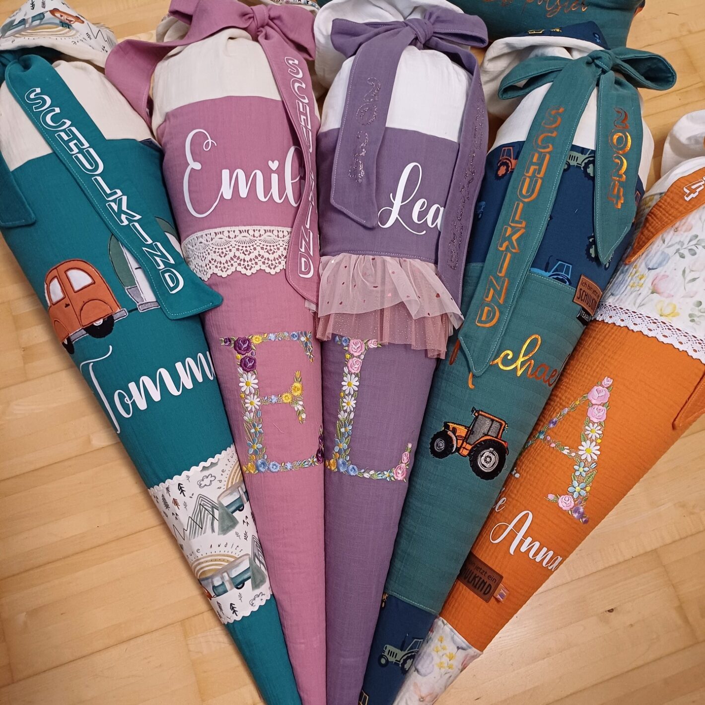 🎒✨ Mehr als nur eine Schultüte
Meine genähten Schultüten mit Polsterkissen sind
🧵 individuell gestaltbar
🌱 nachhaltig & langlebig
💛 eine bleibende Erinnerung an einen ganz besonderen Tag
Nach der Einschulung wird daraus ein gemütliches Kissen fürs Kinderzimmer – zum Kuscheln, Träumen & Erinnern 🥰
📩 Schreib mir gern für deine Wunsch-Schultüte!
Heuer wieder limitierte Produktion und die ersten wurden schon bestellt!
#Schultüte #Einschulung #GenähteSchultüte #ErinnerungenDieBleiben #Individuell #Nachhaltig #Handgemacht #Schulanfang #madeimmühlviertel #kathisvielfalt