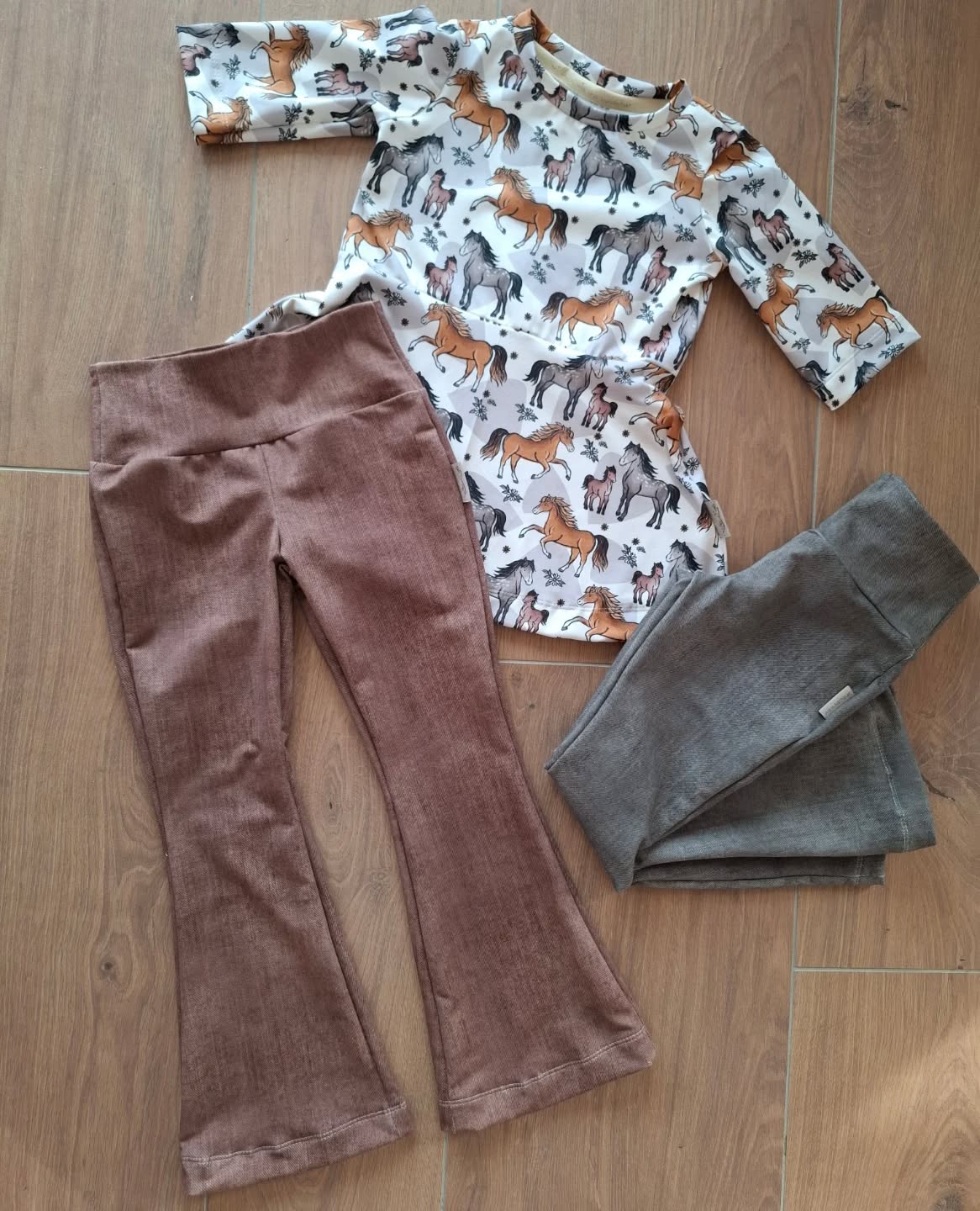 Wo sind die Pferde-Mädchen... ich habe Shirts mit Flair-Fit Leggins in den Größen 116 bis 134 vorbereitet... Die Farben sind perfekt abgestimmt und natürlich in höchster Bio-Qualität... bequeme, trendige Mode
#biomodeösterreich #biokindermodegeschäft #biomodekaufen #kathis_vielfalt