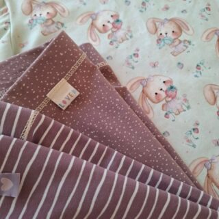 Die Häschen 🐰 🐇 sind los... in Form einer A-Linien-Tunika (kurz-oder langarm) mit Leggins in 2 Varianten ... bald im Online-Shop von Größe 62/68 bis 104... auf Wunsch natürlich wie immer auch ganz individuell möglich
#biokindermodegeschäft #biobabykleidung #biomodekaufen #biomodeösterreich #mühlviertleralm