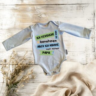 ✨ Neues Design – meine beliebten Baby-Bodys ✨
Ich habe meine süßen Baby-Bodys mit einem neuen Spruch für euch gestaltet 🤍
„Ich versuche mich zu benehmen, aber ich komme nach meiner Mama / Oma / Papa / Opa“ 😄 ... Tante / Onkel / Goli & Gedi sind natürlich auf Anfrage möglich!
Ich finde, sie sind einfach perfekt als liebevolles Geschenk zur Geburt, Taufe oder einfach zwischendurch – sie zaubern garantiert ein Lächeln 🥰
🌿 Natürlich weich & angenehm zu tragen
🎁 Individuell wählbar – für Mama, Papa, Oma oder Opa
👶 Ein echter Hingucker für die Kleinsten
Jetzt bei mir erhältlich – in Kathis – natürliche und nachhaltige Vielfalt 💛
#babybody #neu #geschenkidee #babygeschenk #nachhaltig #familienliebe #babyglück #handmadebody #handmadeimmühlviertel #mühlviertleralm #biobabymode #biobabymodekaufen