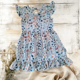 🌸 Ich bin verliebt in dieses zauberhafte Mädchenkleid! 🌸
Mit seinem wunderschönen Blumenmuster, den verspielten Volants und dem hübschen Tropfenausschnitt am Rücken ist es einfach ein echter Hingucker. 💕👧
Jeder Stück ist von mir selbst angefertigt, wie immer in höchster Bio-Qualität. 🌿🧵 So entsteht jedes Stück mit viel Liebe zum Detail und in sorgfältiger Handarbeit.
Perfekt für kleine Blumenmädchen, Sommerfeste und alle besonderen Momente. ☀️💐
Momentan lagernd in Größe 122-140... ich freue mich auf eure Nachrichten... der Link zum Shop, steht unten in den Kommentaren!
#handgefertigtekleidung #handmade #genähtekleiderkaufen #genähteskaufen #madeimmühlviertel #handgemacht #selbstgenäht #biostoffe #mädchenkleid #kindermode #nachhaltigemode #blumenmuster #unikat #kathisvielfalt #mitliebegemacht