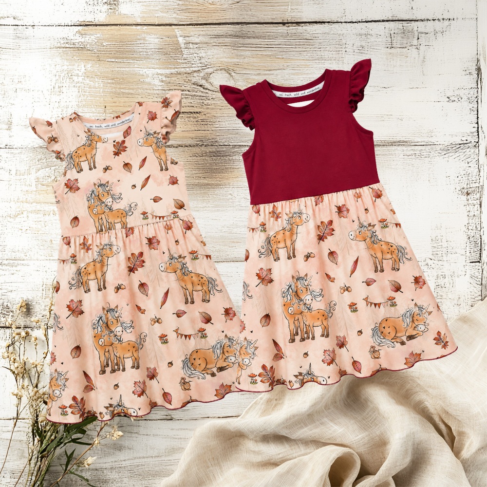🌸 Welche Variante gefällt euch besser? 🌸
Ich bin gerade ganz verliebt in dieses Kleid 😍👗 und kann mich einfach nicht entscheiden! 🙈
❤️ Variante 1: Oben mit einer Uni-Kombi in Rot und das wunderschöne @eda_und_mo im Rockteil 🍂🦄
🦄 Variante 2: Das @eda_und_mo Design als Allover-Look – von oben bis unten ✨
💬 Welche Variante würdet ihr wählen?
Und vor allem: Soll dieses Kleid in meinen Shop wandern? 🛍️💕
Ich bin gespannt auf eure Meinung! 🥰👇
#kathis_vielfalt #genähtesfürkinder #edaandmo #kindermode #mädchenkleid #handgemacht #handmadeinaustria #biostoffe #biokindermode #nachhaltigekindermode #unicornlove #einhornliebe #mädchenmode #kleiderliebe #kleineslabel #madeinaustria