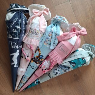Eine tolle Schultüten-Saison geht zu Ende.... es waren wieder einmal mehr als geplant... einen kleinen Auszug lass ich euch hier.
Alle Schultüten haben bei mir ein Kissen aus Schafwolle von @joachimregensburger
🥰 Sehr dankbar für die vielen Bestellungen. 
Falls ihr 2027 einen SchulanfängerIn habt, meldet euch gerne jetzt schon.
#schultütewirdzumkissen #schultüte #schultütewirdzumpolster #kathisvielfalt #genähteschultüte