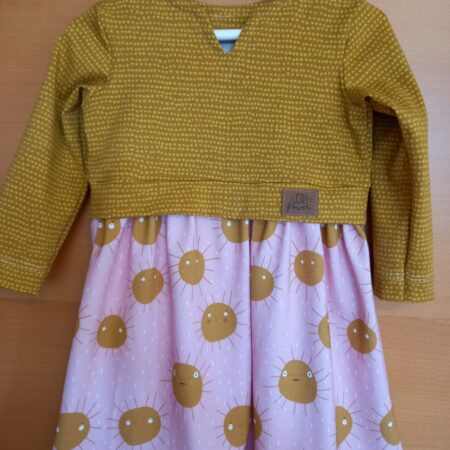Kleid mit V-Ausschnitt