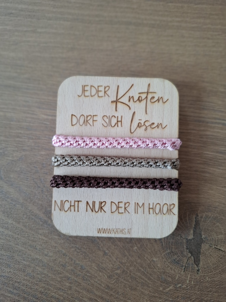 Haar-/Zopfgummi auf Holzkarte mit Spruch – Bild 6